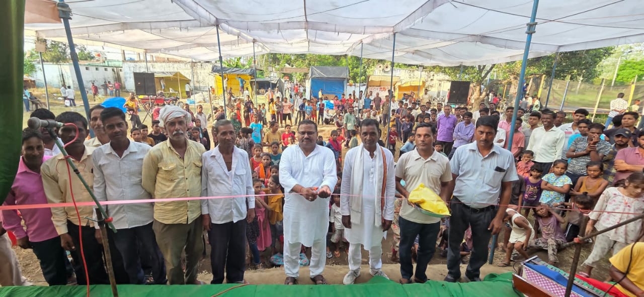 पीलीभीत : जन्माष्टमी के मेले का विधायक ने फीता काटकर किया शुभारंभ विधायक सहित कई ग्रामीण रहे मौजूद, उमडी भीड