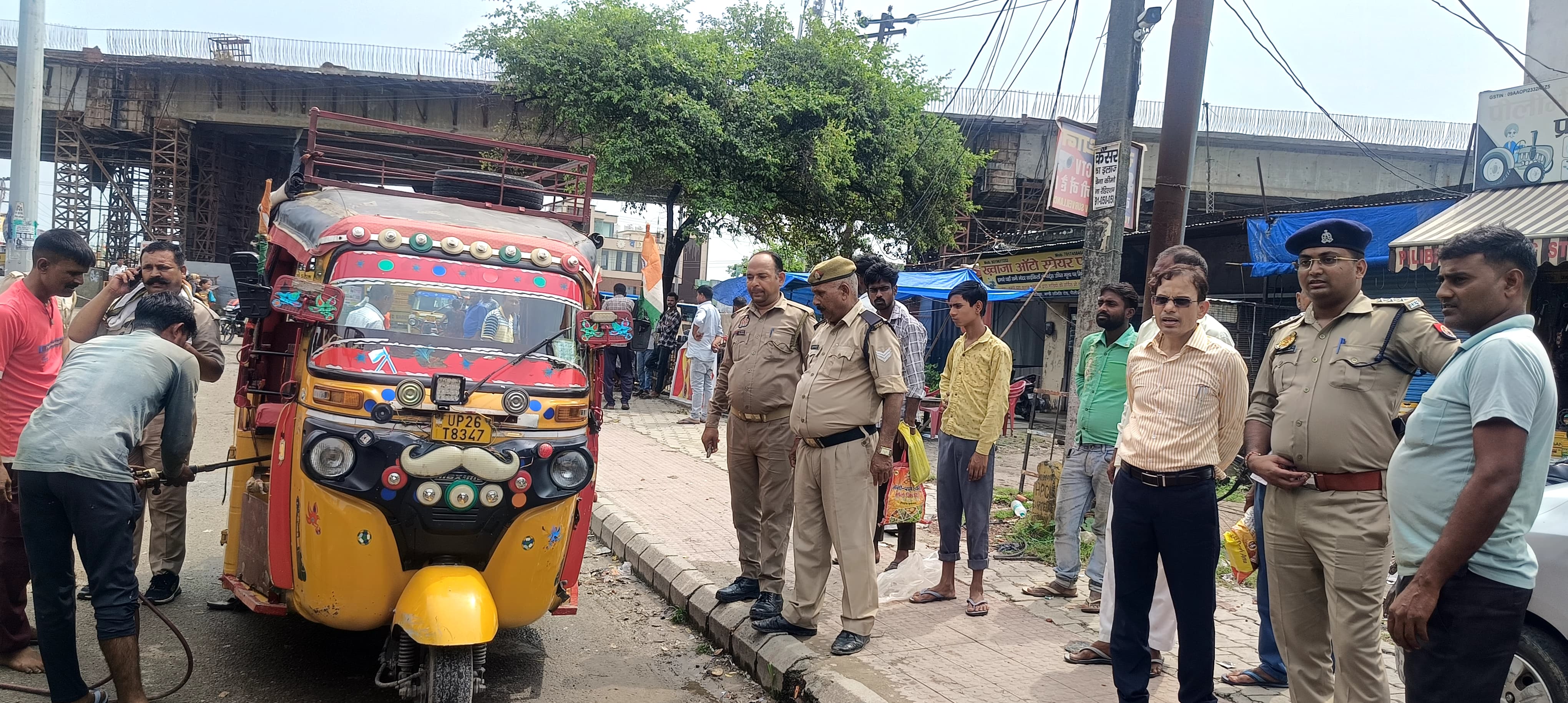 पीलीभीत :ऑटो, टेंपो, मैजिक इत्यादि वाहनों में अलग से सीट लगाकर संचालित होने वाले वाहनों के विरुद्ध पुलिस एवं परिवहन विभाग ने चलाया संयुक्त अभियान।