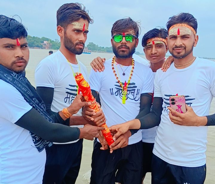 फर्रुखाबाद:पट्टी दारापुर से पहली डाक कांवड़ यात्रा निकली, छात्राओं ने बढ़-चढ़कर लिया हिस्सा।