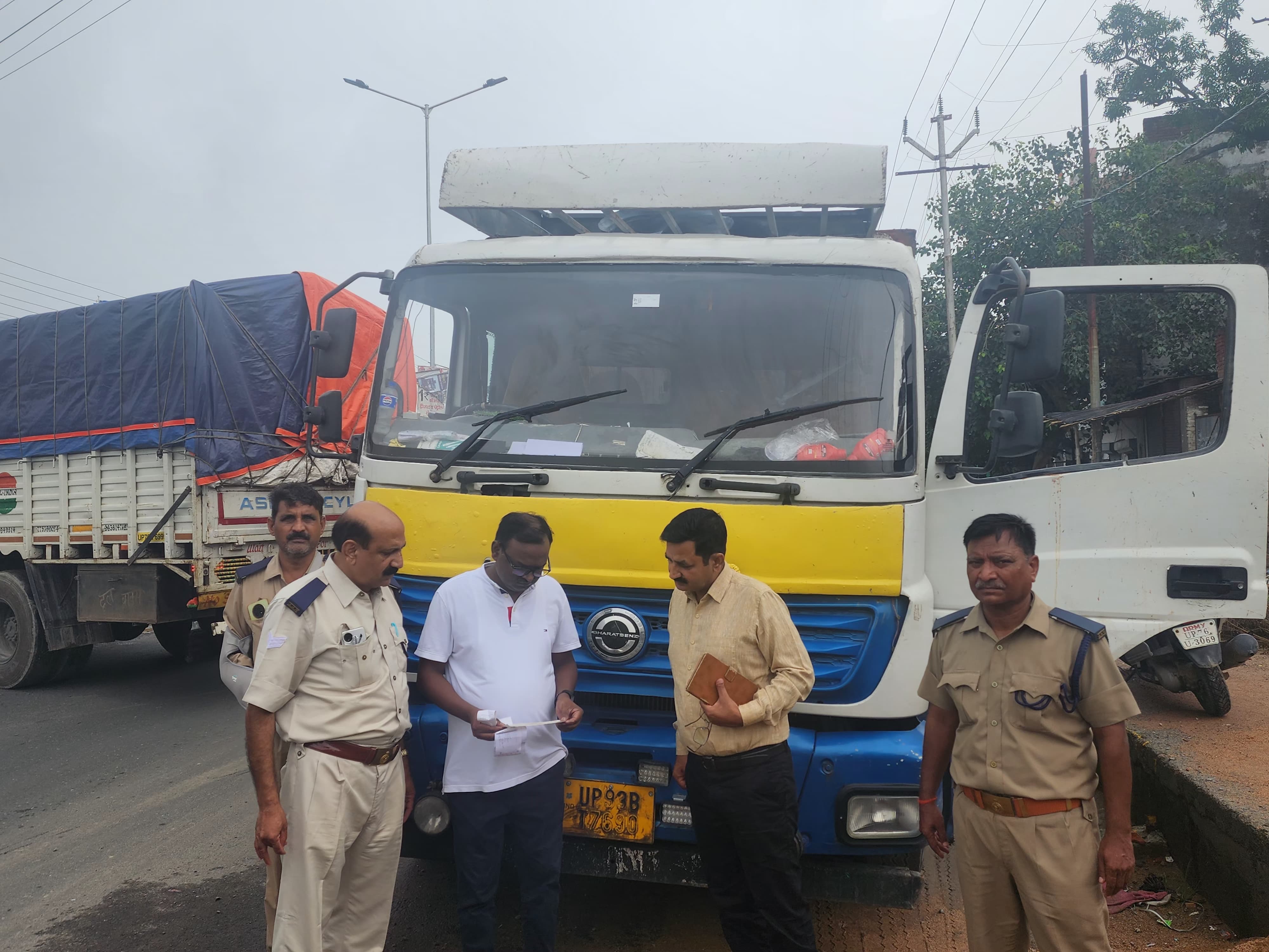 फर्रुखाबाद में संयुक्त चेकिंग अभियान: बिना रॉयल्टी के संचालित तीन ओवरलोड ट्रक सीज, लाखों का जुर्माना