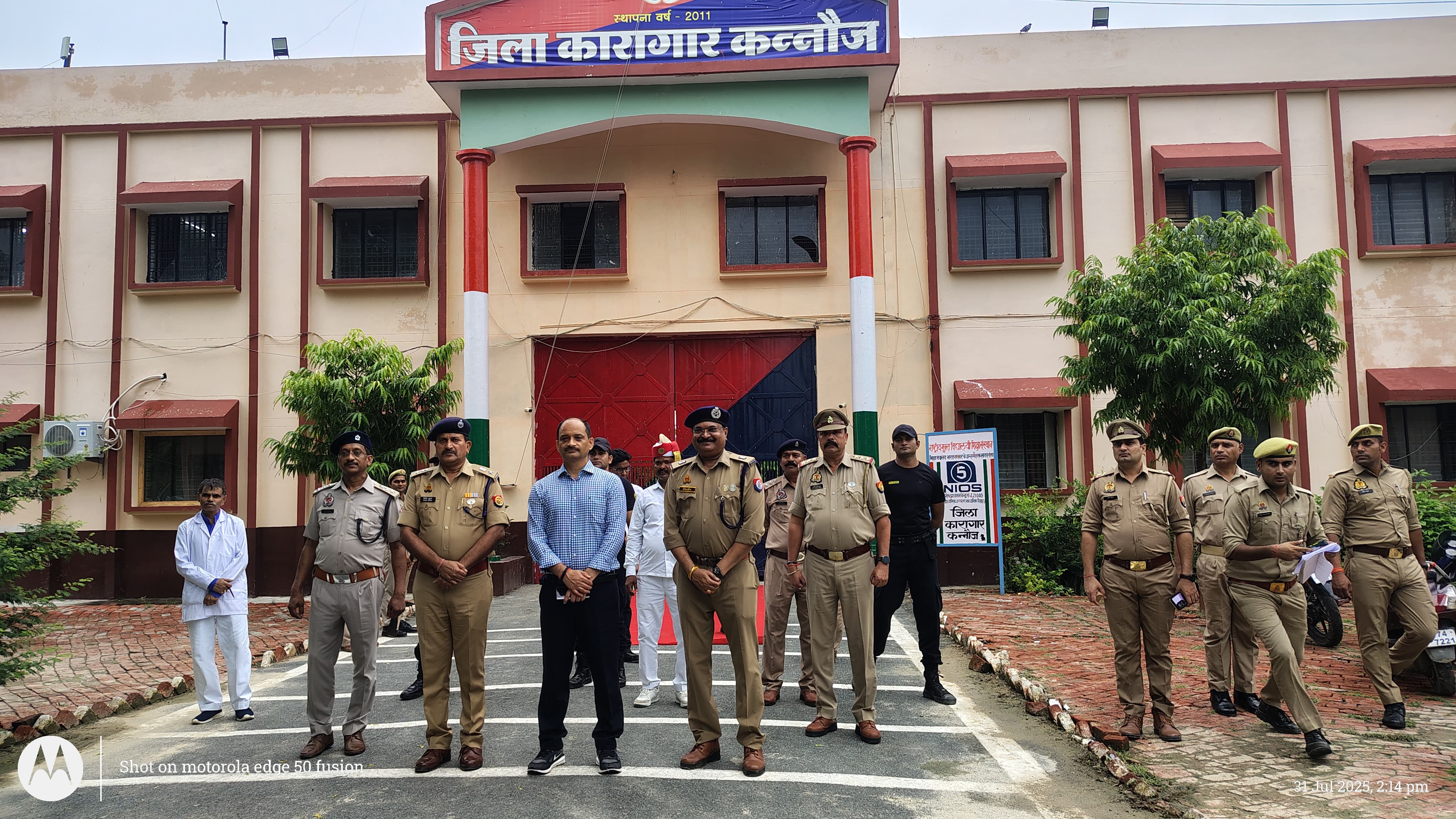 कन्नौज:जिलाधिकारी व पुलिस अधीक्षक ने किया जिला कारागार का आकस्मिक निरीक्षण, महिला बैरक में फल वितरित व किया पौधरोपण