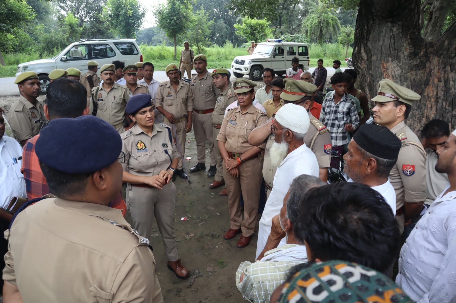 फर्रुखाबाद:कोतवाली कायमगंज क्षेत्र की ऐतिहासिक मजार पर तोड़फोड़, पुलिस अधीक्षक ने किया निरीक्षण