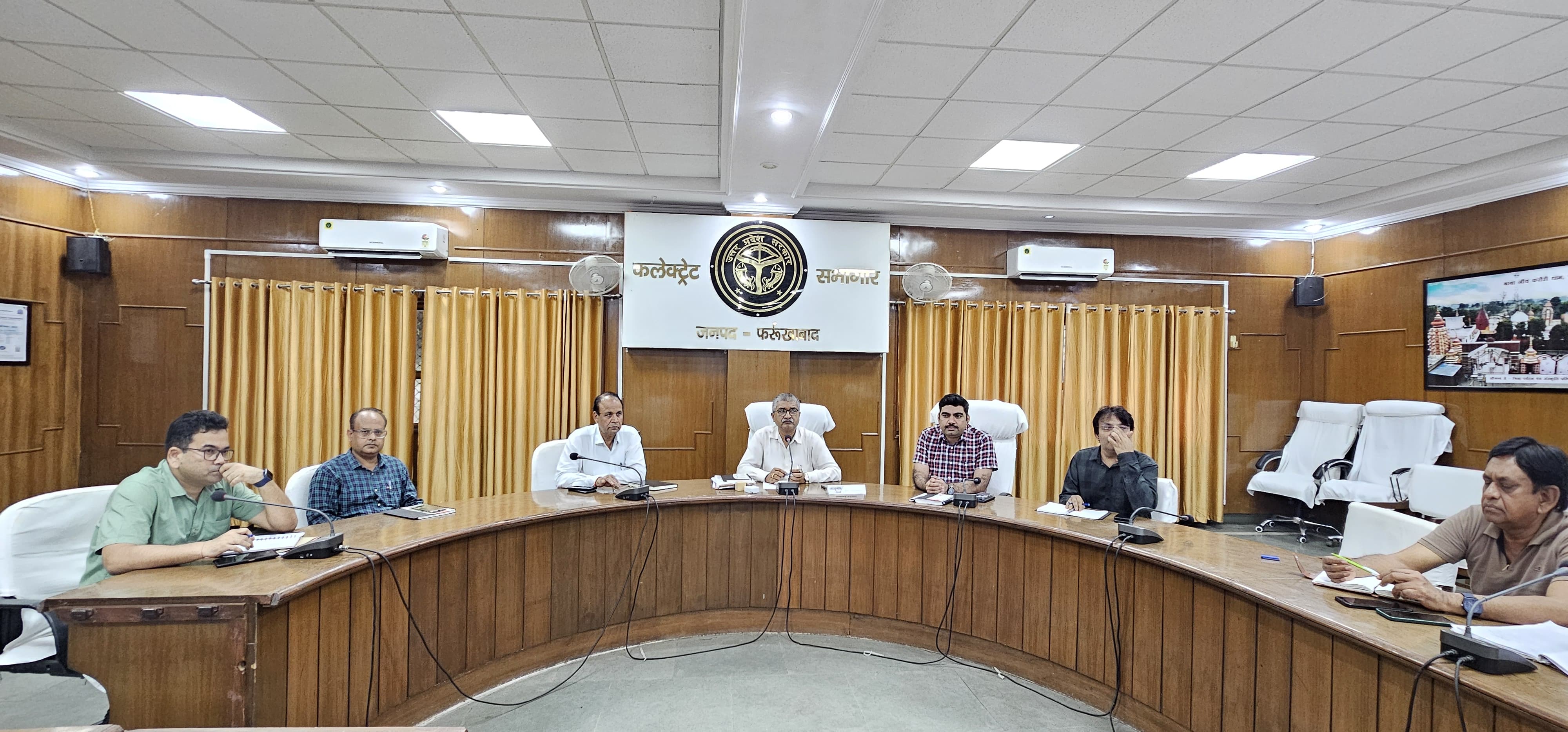 फर्रुखाबाद में बाढ़ से निपटने की तैयारियों को लेकर जिलाधिकारी ने की समीक्षा बैठक