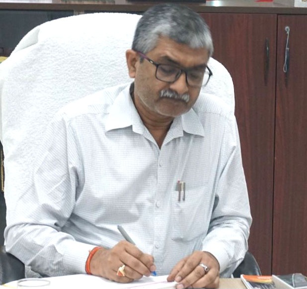 फर्रूखाबाद की धरोहर को मिलेगी पहचान, जिलाधिकारी ने की पुस्तकों की अपील।