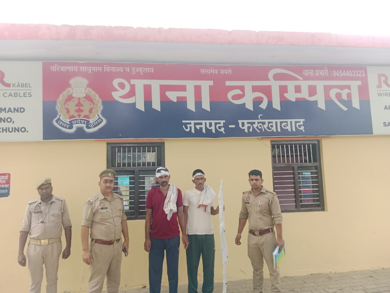 फर्रुखाबाद:थाना कम्पिल पुलिस को बड़ी सफलता, हत्या के वांछित दो अभियुक्त आला-कत्ल सहित गिरफ्तार