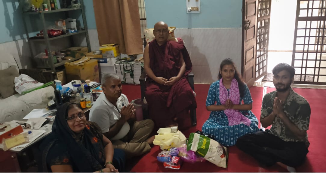 फर्रुखाबाद:वर्मा/म्यांमार बुद्ध विहार के विहाराधिपति पूज्य भिक्षु एस.नंदा जी को श्रद्धापूर्वक किया गया संघदान।