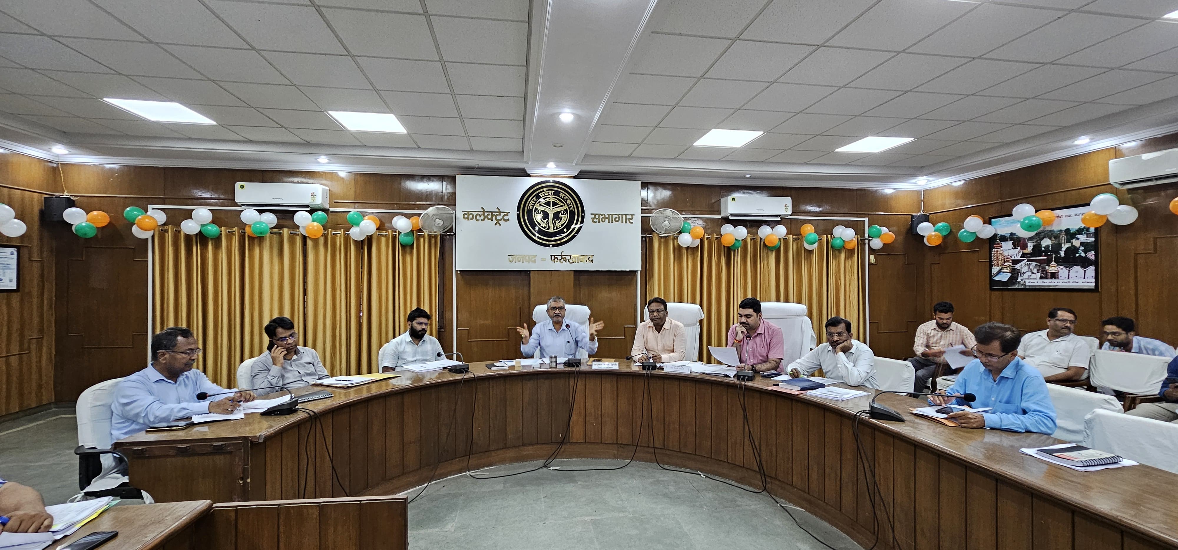 फर्रुखाबाद:जिला रैंकिंग में गिरावट पर भड़के डीएम, अधिकारियों को लगाई फटकार।