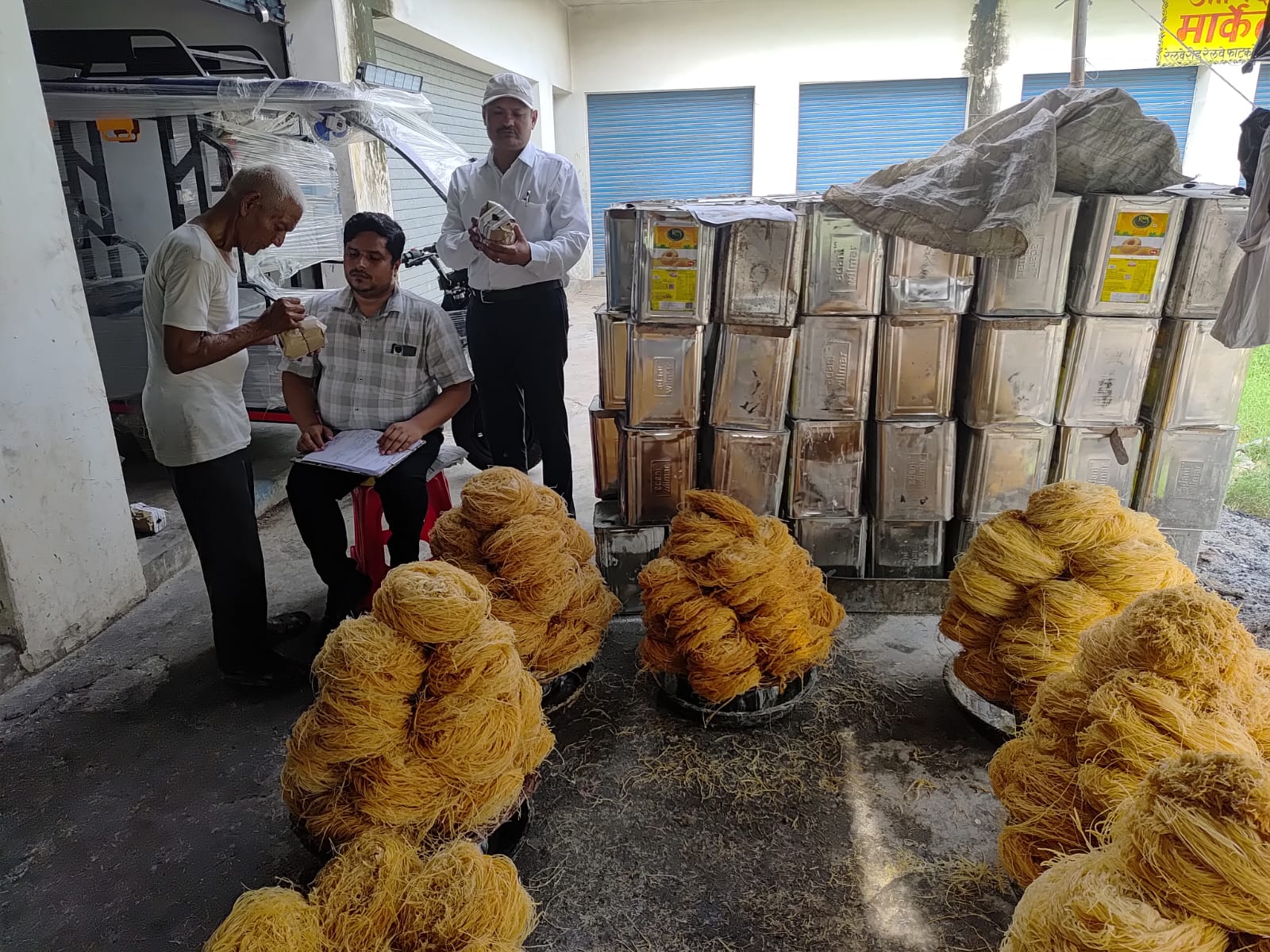 फर्रुखाबाद: क्षाबंधन से पहले एफएसडीए की छापेमारी: 9 खाद्य पदार्थों के नमूने जांच के लिए संग्रहित।