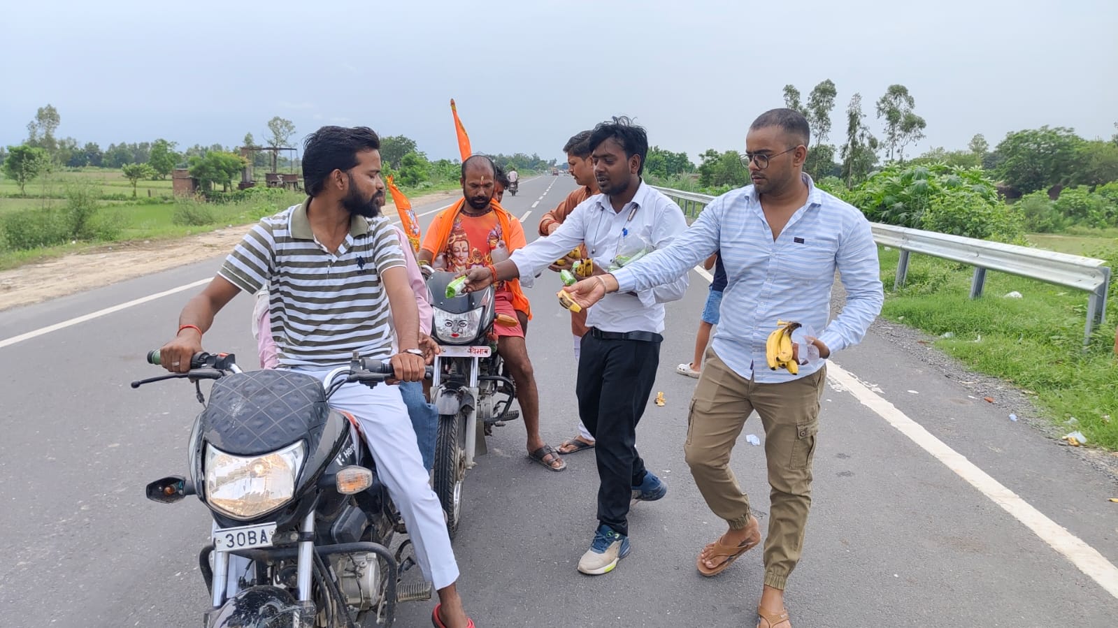 फर्रुखाबाद- बरेली मार्ग पर कांवड़ियों का आगमन जारी, फल व जल वितरित कर भक्तों से लिया आशीर्वाद