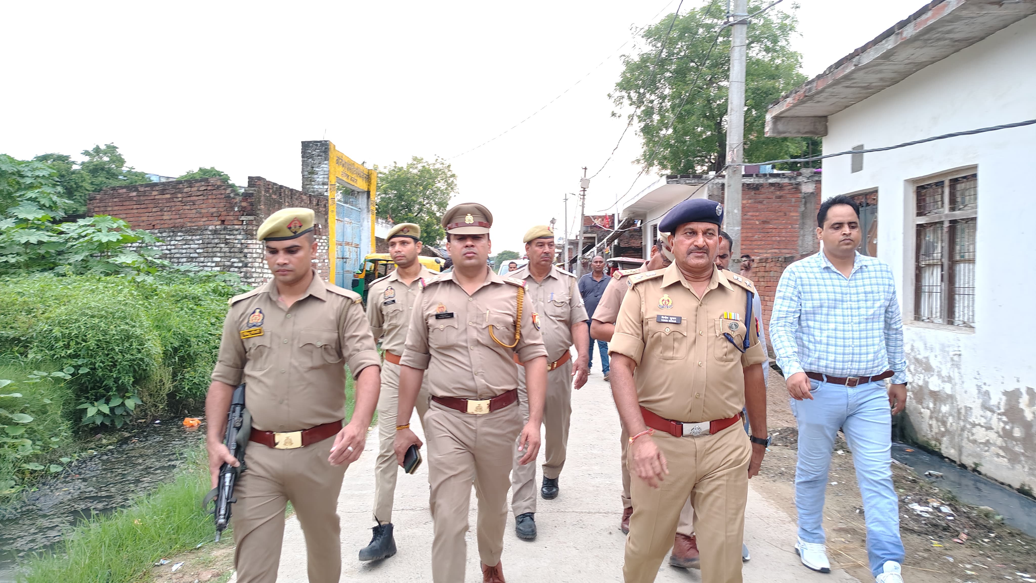 कन्नौज में एसपी ने किया पैदल गश्त, सुरक्षा व्यवस्था का लिया जायजा