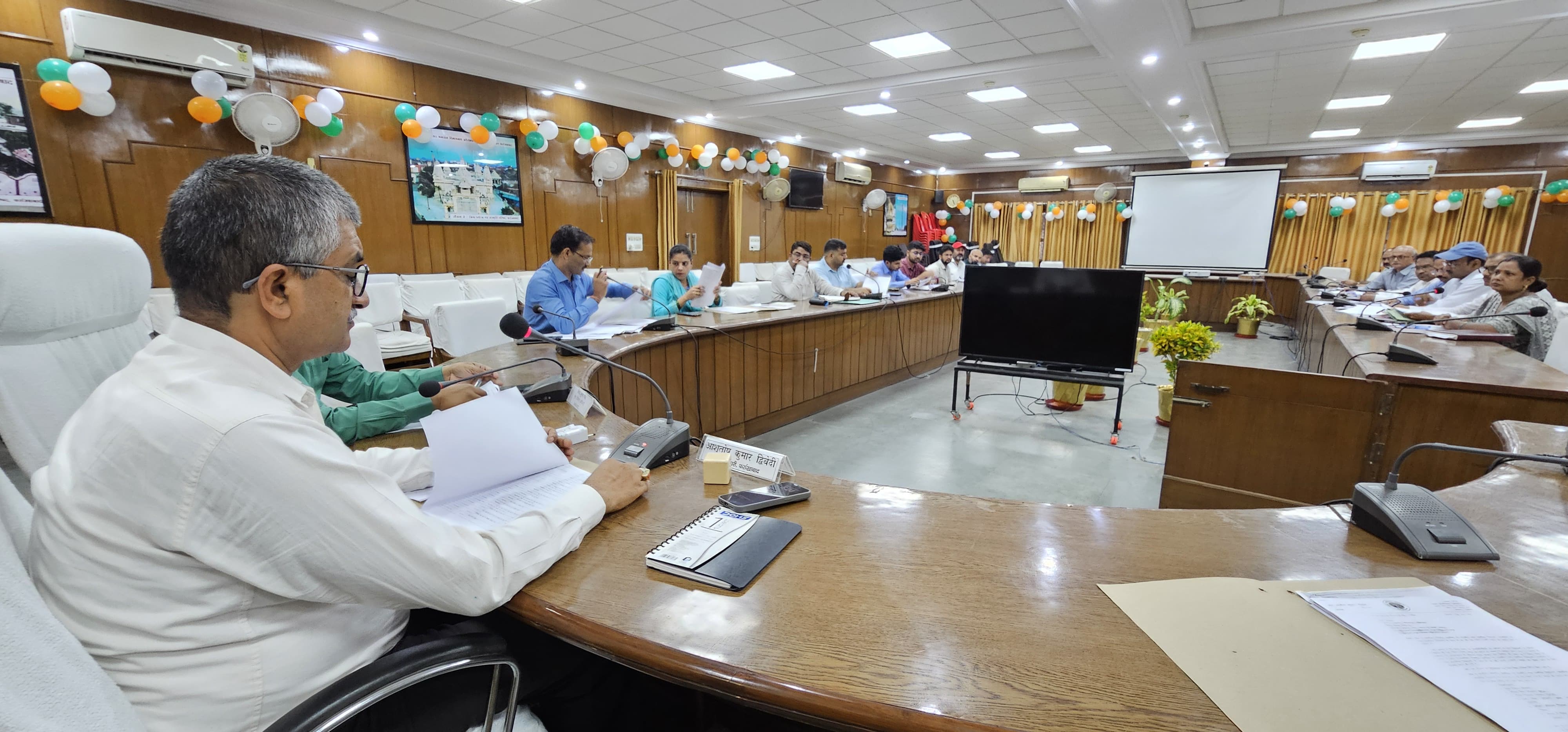फर्रुखाबाद:जिलाधिकारी की अध्यक्षता में जर्जर विद्यालय भवनों के मूल्यांकन व विद्युत लाइनों की शिफ्टिंग को लेकर महत्वपूर्ण बैठक सम्पन्न