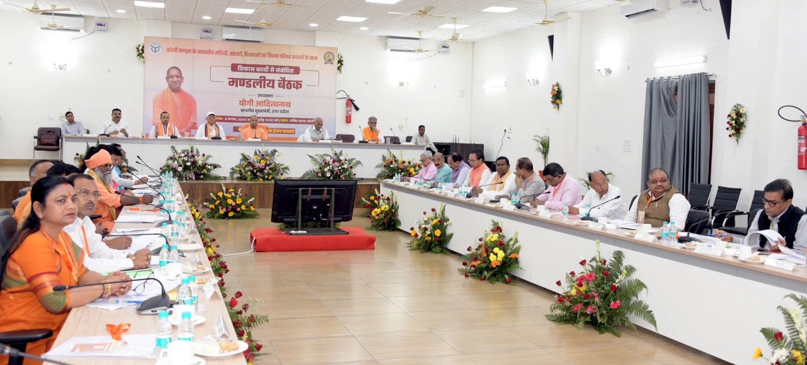 बरेली:मुख्यमंत्री ने जनप्रतिनिधियों व अधिकारियों के साथ विकास कार्यां की मण्डलीय समीक्षा की
