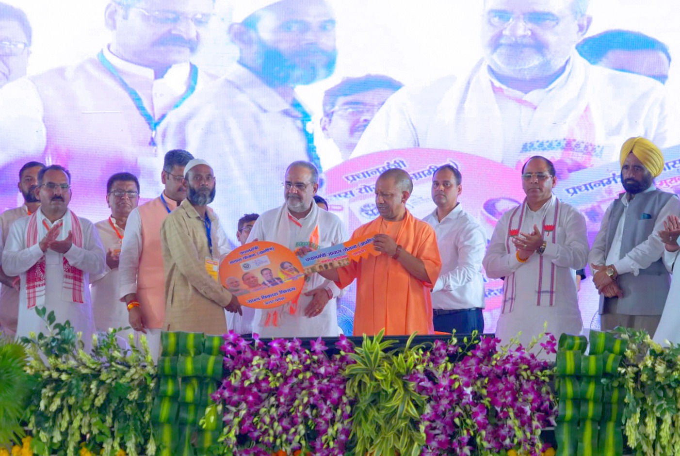 लखनऊ:मुख्यमंत्री ने विभिन्न जनकल्याणकारी योजनाओं के लाभार्थियों को प्रतीकात्मक चेक व चाभी, प्रमाण पत्र, प्रशस्ति-पत्र, टैबलेट आदि प्रदान किये
