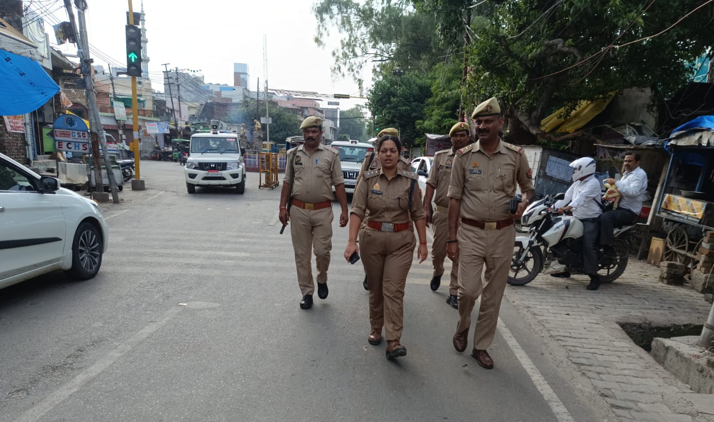 फर्रुखाबाद:शांति व्यवस्था के लिए कोतवाली फतेहगढ़ क्षेत्र में पुलिस ने किया पैदल गश्त