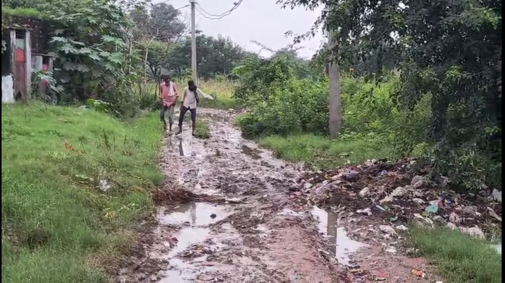 फर्रुखाबाद:ग्राम नवादा में जलभराव से जनजीवन प्रभावित, वर्षों से समाधान का इंतजार