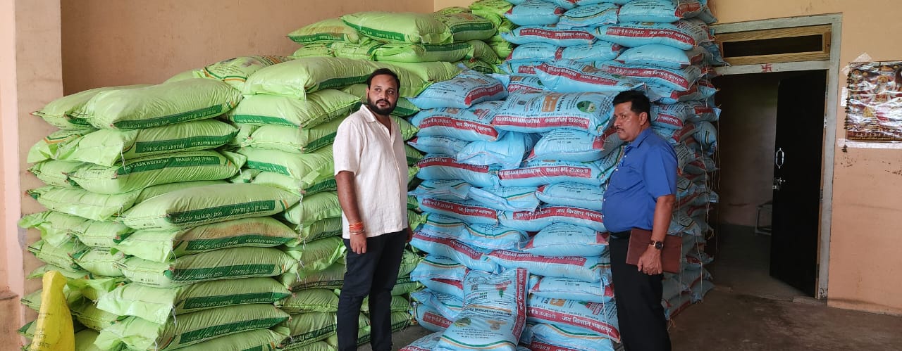 फर्रुखाबाद:जनपद में उर्वरकों की पर्याप्त उपलब्धता, 7 विक्रेताओं के लाइसेंस निरस्त