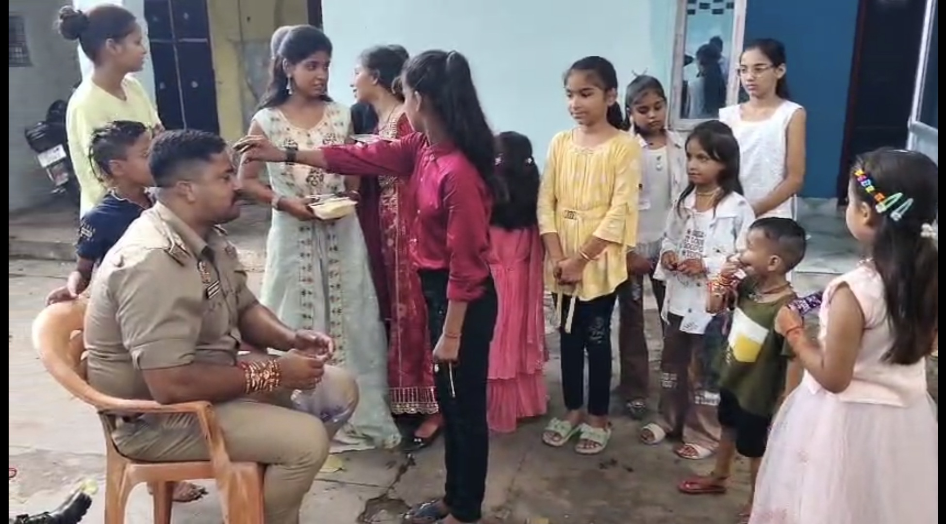 फर्रुखाबाद:घोड़ा नखास चौकी में राखी के पर्व पर दिखा भाई-बहन का अनोखा संगम