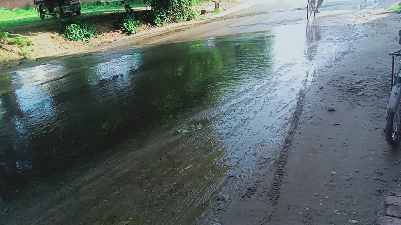 फतेहगढ़:भारत माता मंदिर के पास नाली निर्माण न होने से सड़क पर जलभराव, लोगों को भारी परेशानी