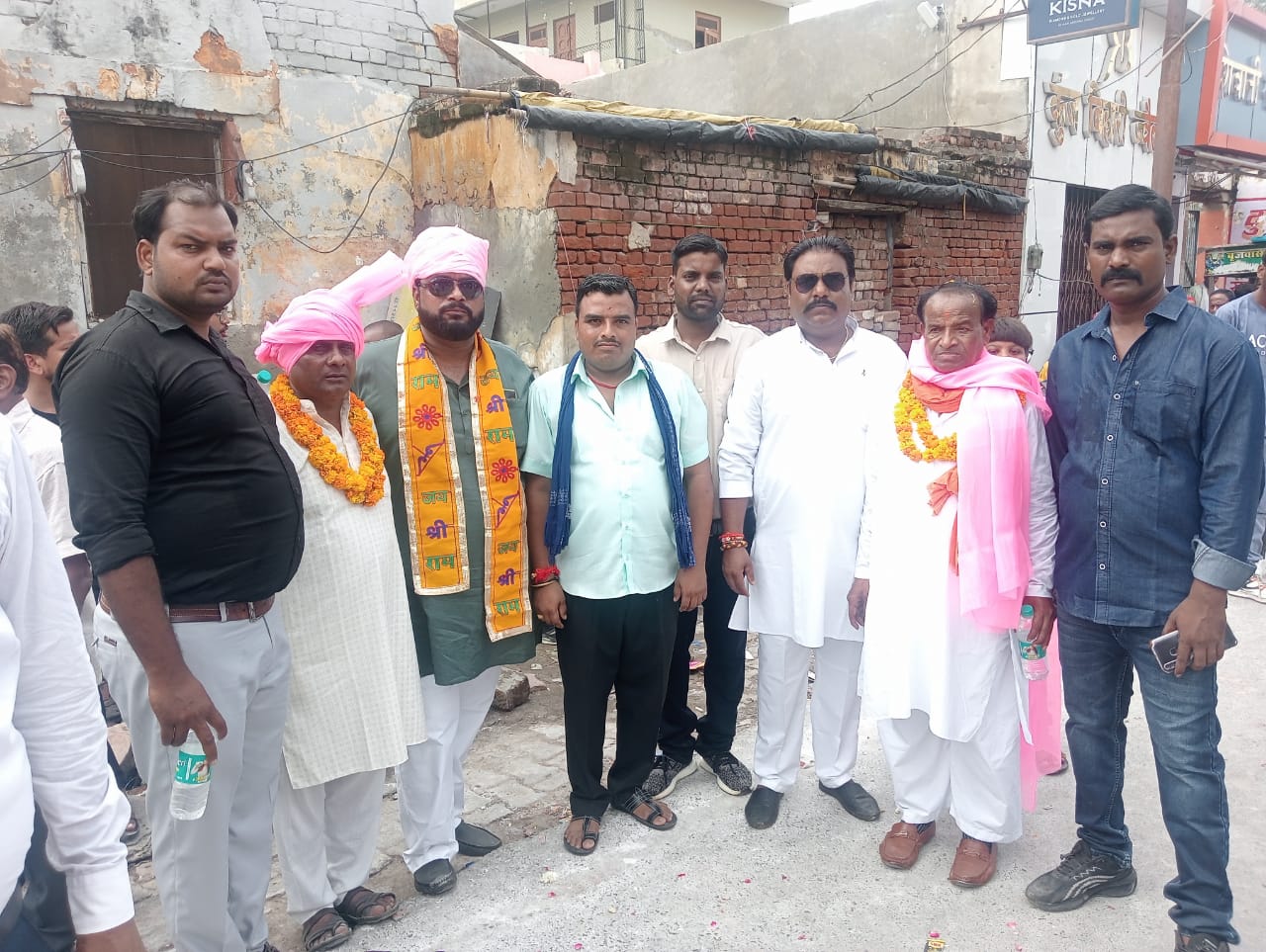 फर्रुखाबाद:जाहरवीर महाराज मेले में निशान उठाने की परंपरा में उमड़ी श्रद्धालुओं की भीड़