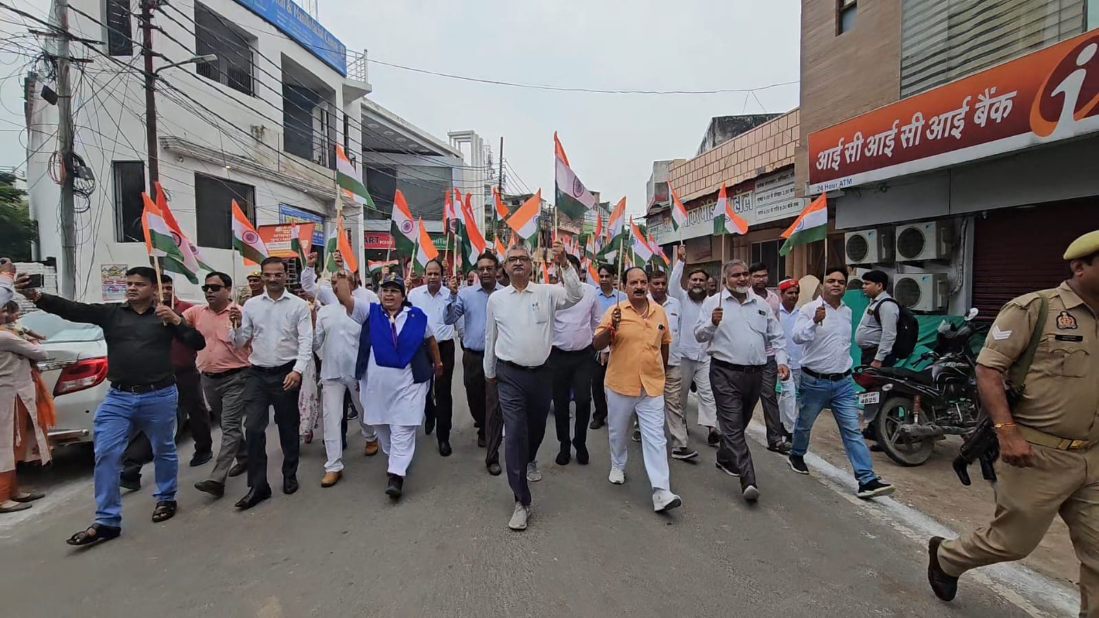 फर्रुखाबाद में भव्य तिरंगा यात्रा का आयोजन, देशभक्ति के नारों से गूंजा शहर।