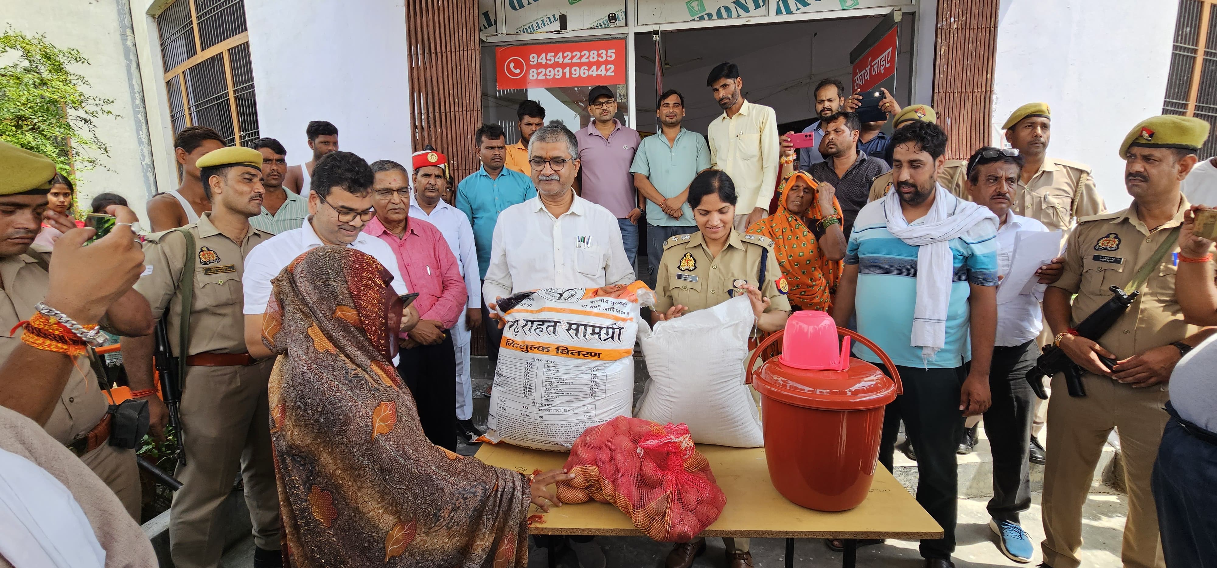 फर्रूखाबाद:बाढ़ प्रभावित परिवारों को जिलाधिकारी व पुलिस अधीक्षक ने बांटी राहत सामग्री