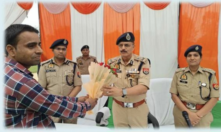फर्रुखाबाद:पुलिस ने साइबर ठगी के शिकार पीड़ितों को लौटाई 1.64 लाख रुपये की रकम
