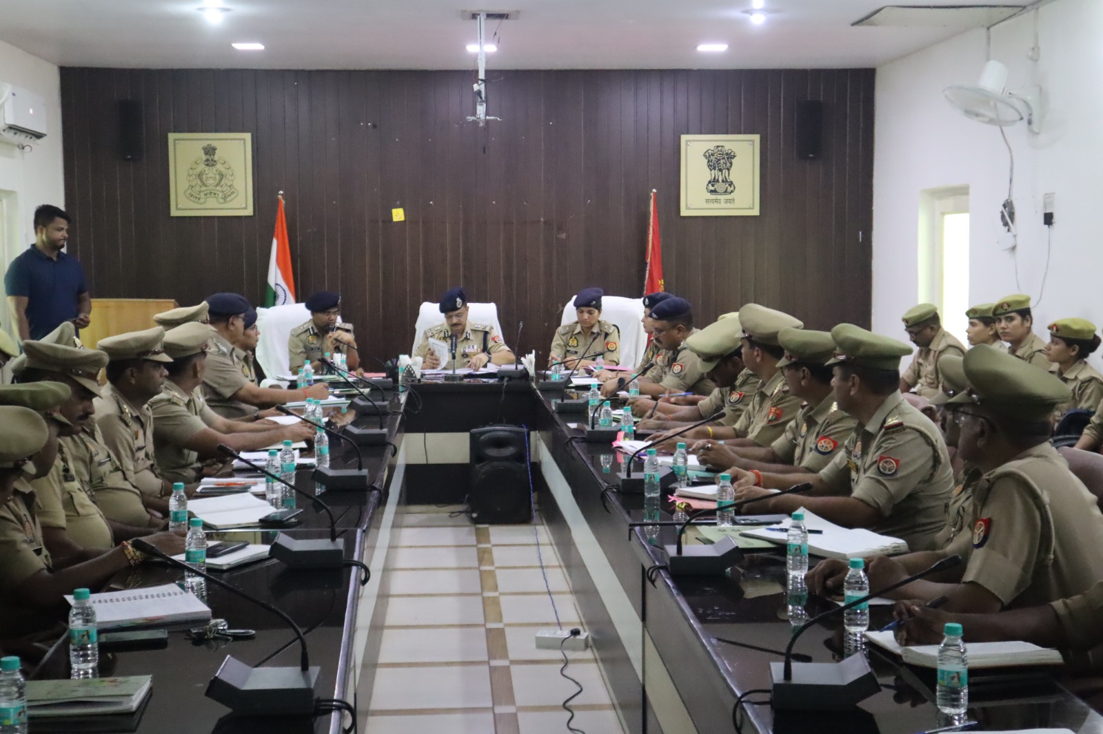 फर्रुखाबाद में एडीजी कानपुर जोन ने की कानून-व्यवस्था व साइबर अपराध नियंत्रण पर समीक्षा