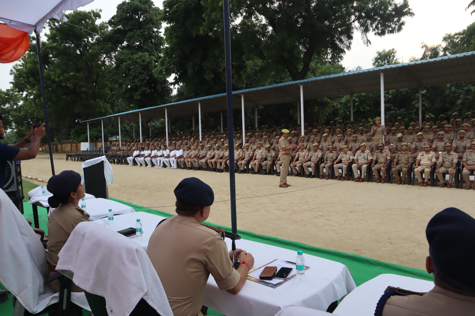 फर्रुखाबाद पुलिस लाइन में एडीजी जोन कानपुर व डीआईजी का निरीक्षण, प्रशिक्षुओं से किया संवाद