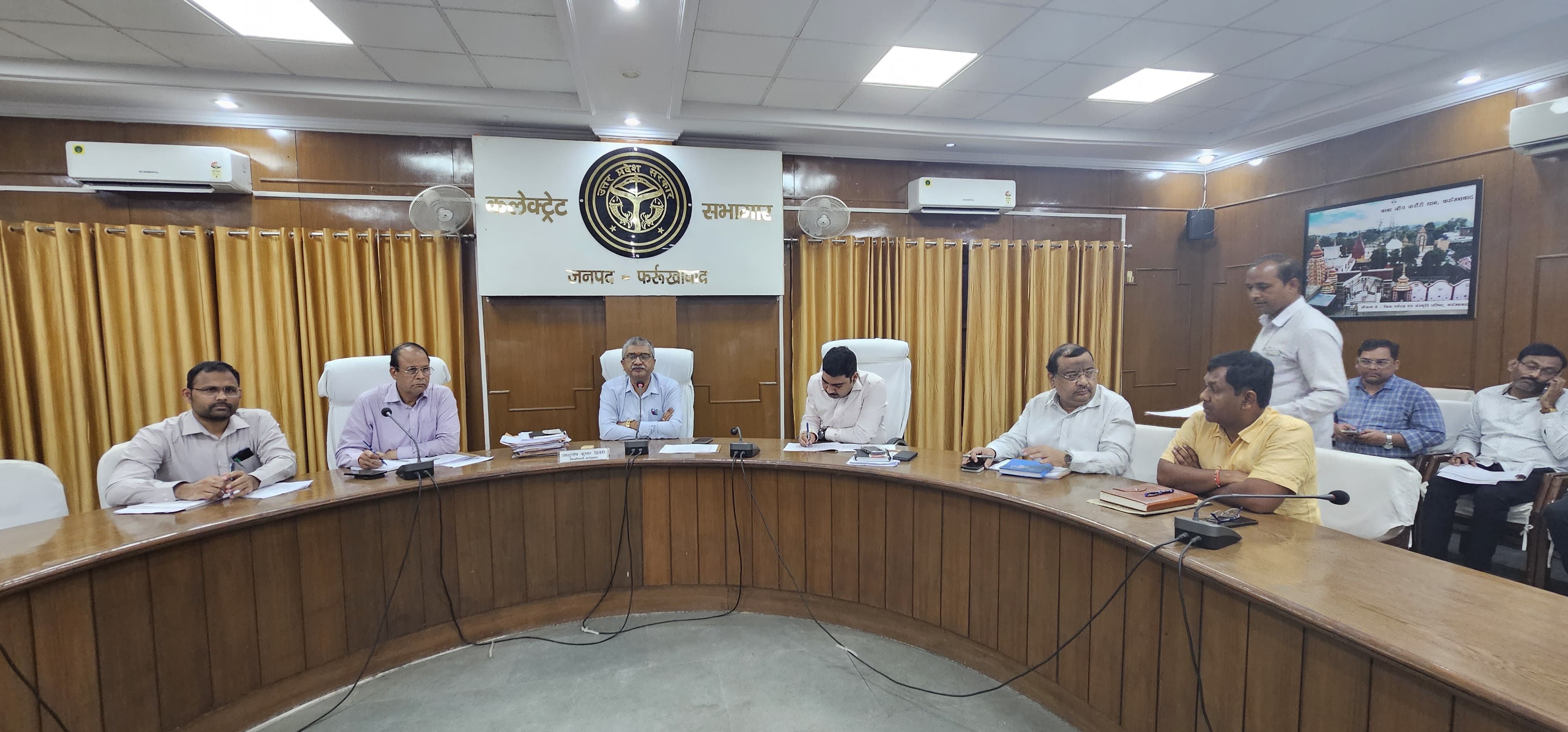 फर्रुखाबाद:कलेक्ट्रेट सभागार में कर एवं राजस्व वसूली की समीक्षा बैठक सम्पन्न।