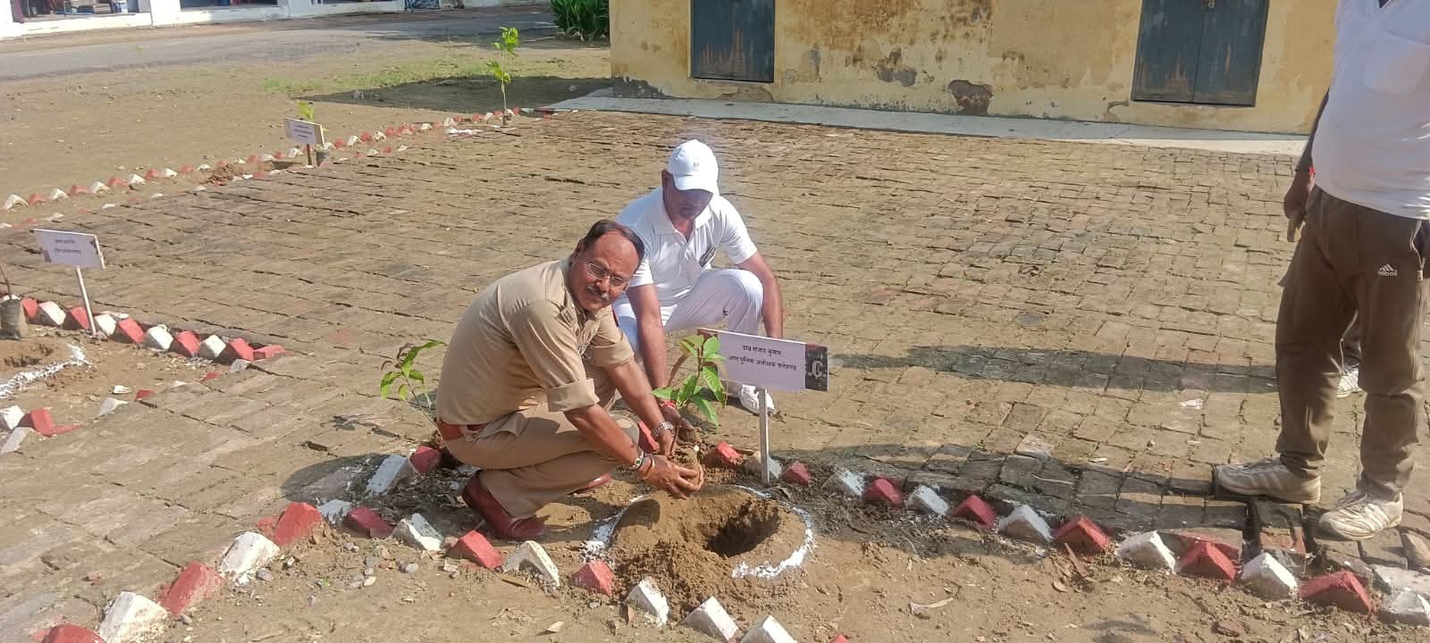 फर्रुखाबाद में 79वें स्वतंत्रता दिवस पर अपर पुलिस अधीक्षक ने किया वृक्षारोपण