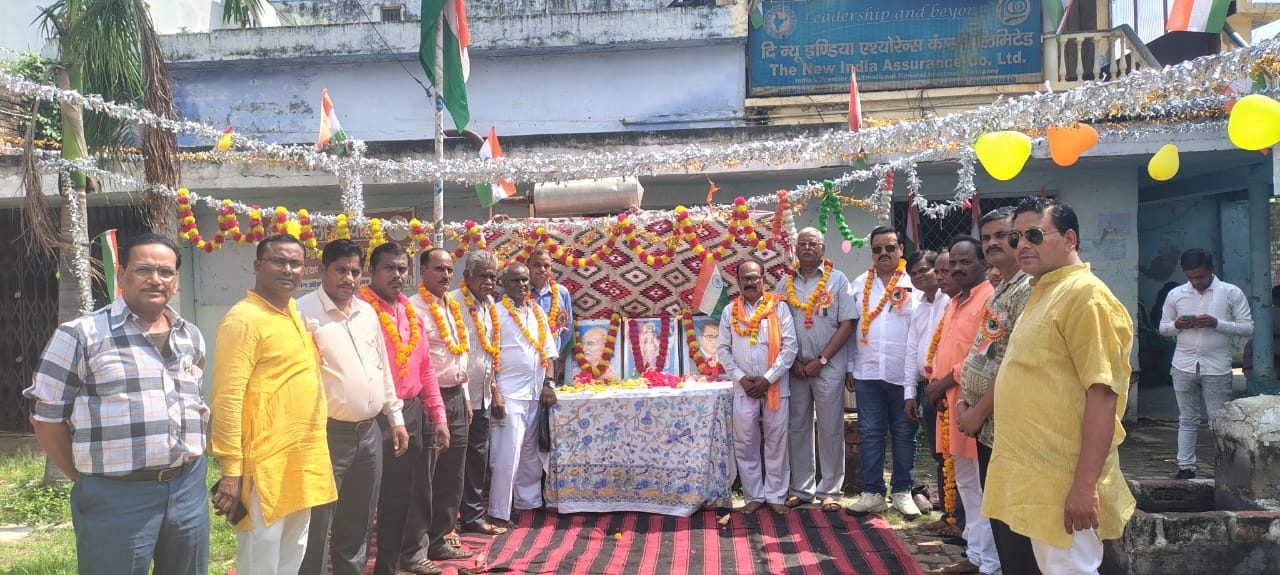 फर्रुखाबाद:निषाद पार्टी ने 79वें स्वतंत्रता दिवस पर 79 मीटर तिरंगा रैली का भव्य आयोजन।