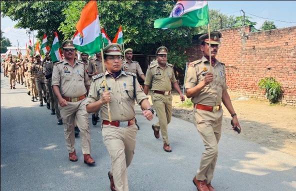 फर्रुखाबाद:फतेहगढ़ पुलिस द्वारा तिरंगा यात्रा का भव्य आयोजन, देशभक्ति और एकता का संदेश