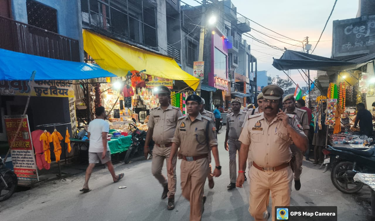 फर्रुखाबाद:फतेहगढ़ पुलिस प्रशासन सतर्क, शांति एवं सुरक्षा व्यवस्था को लेकर थाना नवाबगंज क्षेत्र में पैदल गश्त।