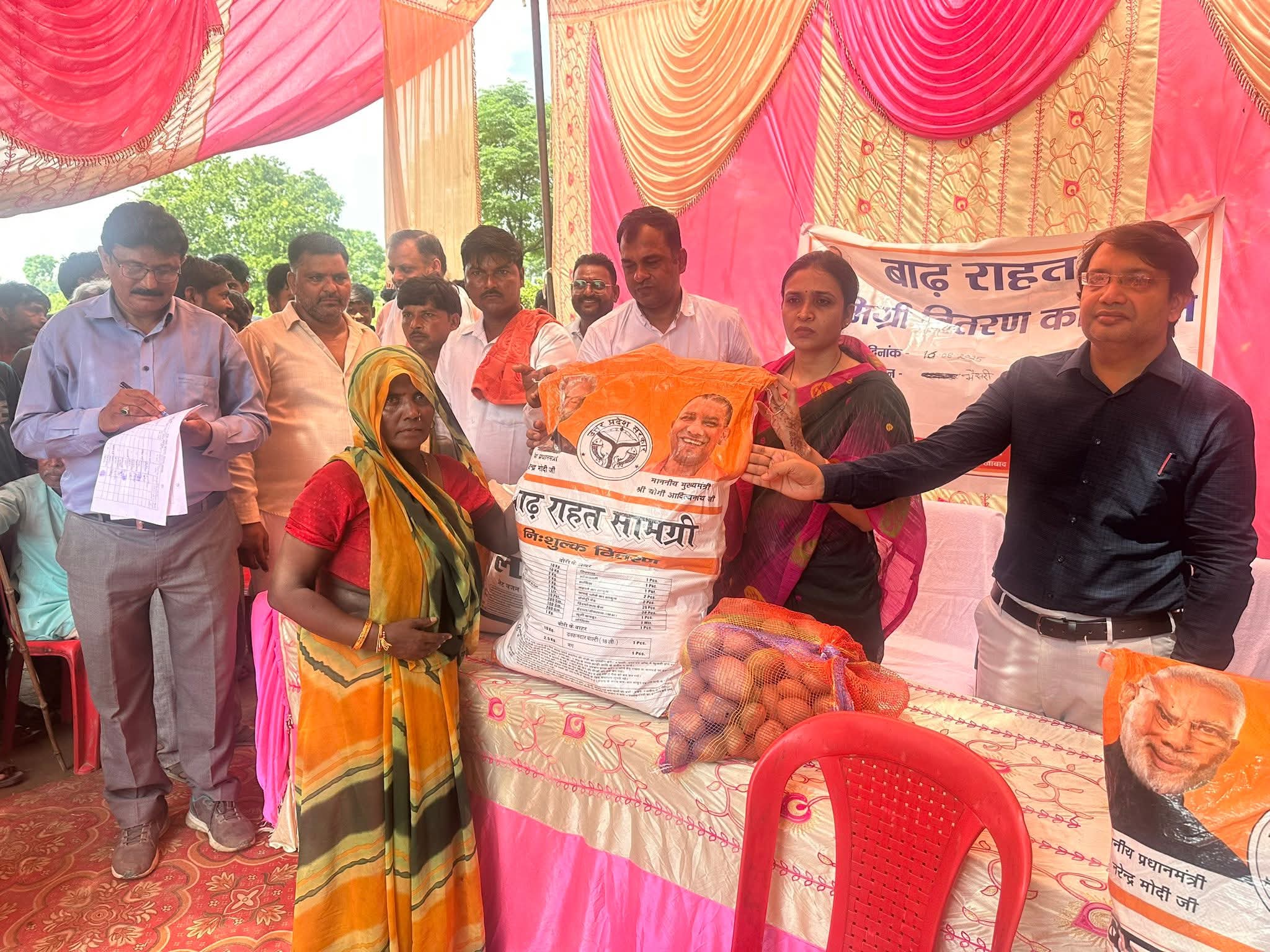 फर्रुखाबाद:कायमगंज विधायका ने बाढ़ प्रभावित क्षेत्रों का किया निरीक्षण, राहत सामग्री वितरित