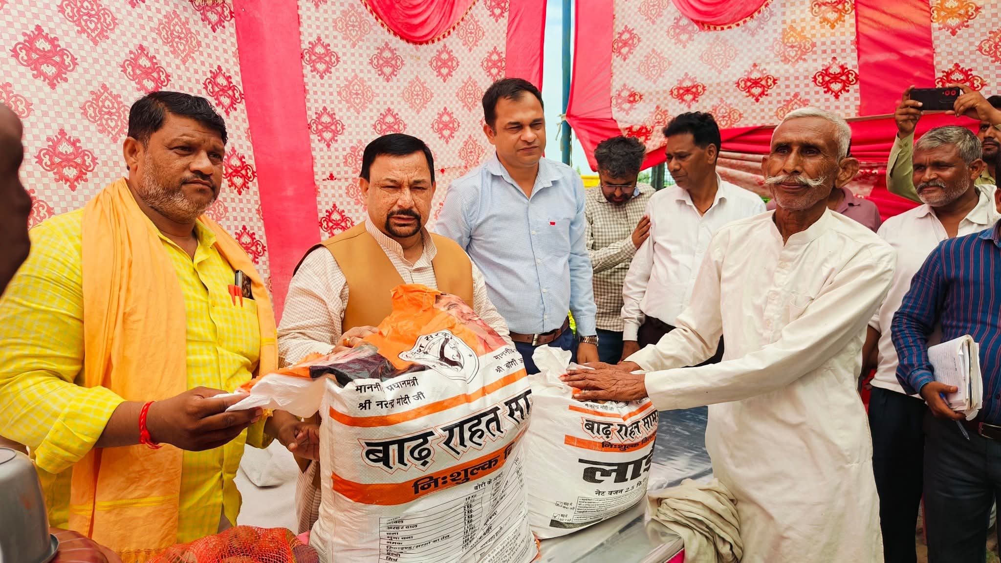 फर्रुखाबाद सांसद मुकेश राजपूत ने बाढ़ प्रभावितों को वितरित की राहत सामग्री