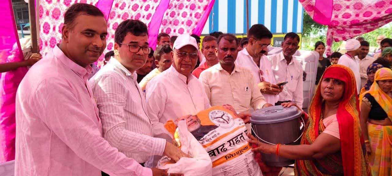 फर्रुखाबाद:अमृतपुर विधायक सुशील शाक्य ने जल शक्ति मंत्री संग बाढ़ पीड़ितों को राहत सामग्री वितरित की