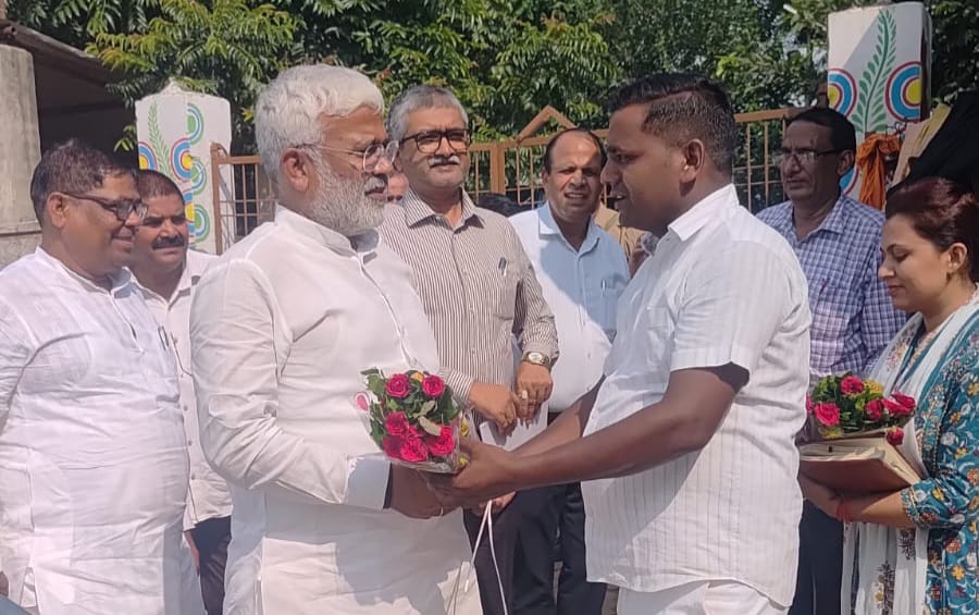 फर्रुखाबाद:नेकपुर खुर्द गौशाला पहुँचे जल शक्ति मंत्री स्वतंत्र देव सिंह, ग्राम प्रधान देवेन्द्र शाक्य ने किया स्वागत।
