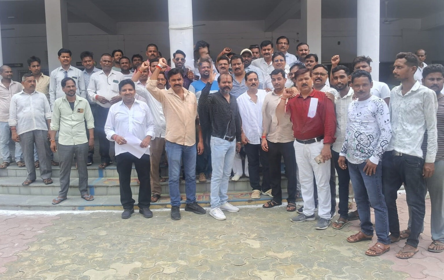 फर्रुखाबाद:हाईवे कट बंद होने से व्यापारियों में आक्रोश, कलेक्ट्रेट पहुंचकर किया प्रदर्शन