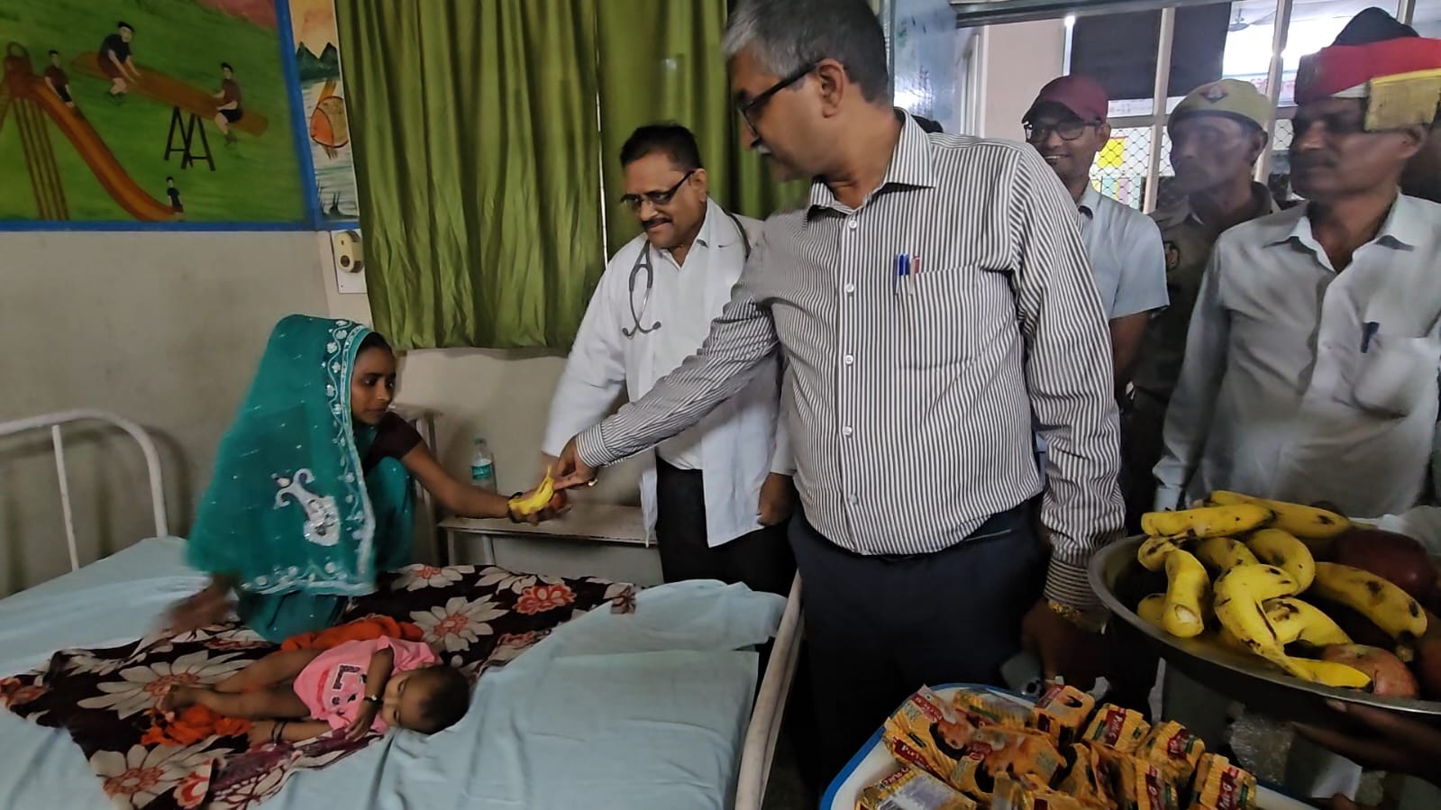 फर्रुखाबाद:जिलाधिकारी ने किया जिला अस्पताल के एनआरसी वार्ड का निरीक्षण, बच्चों को बांटे फल-बिस्किट