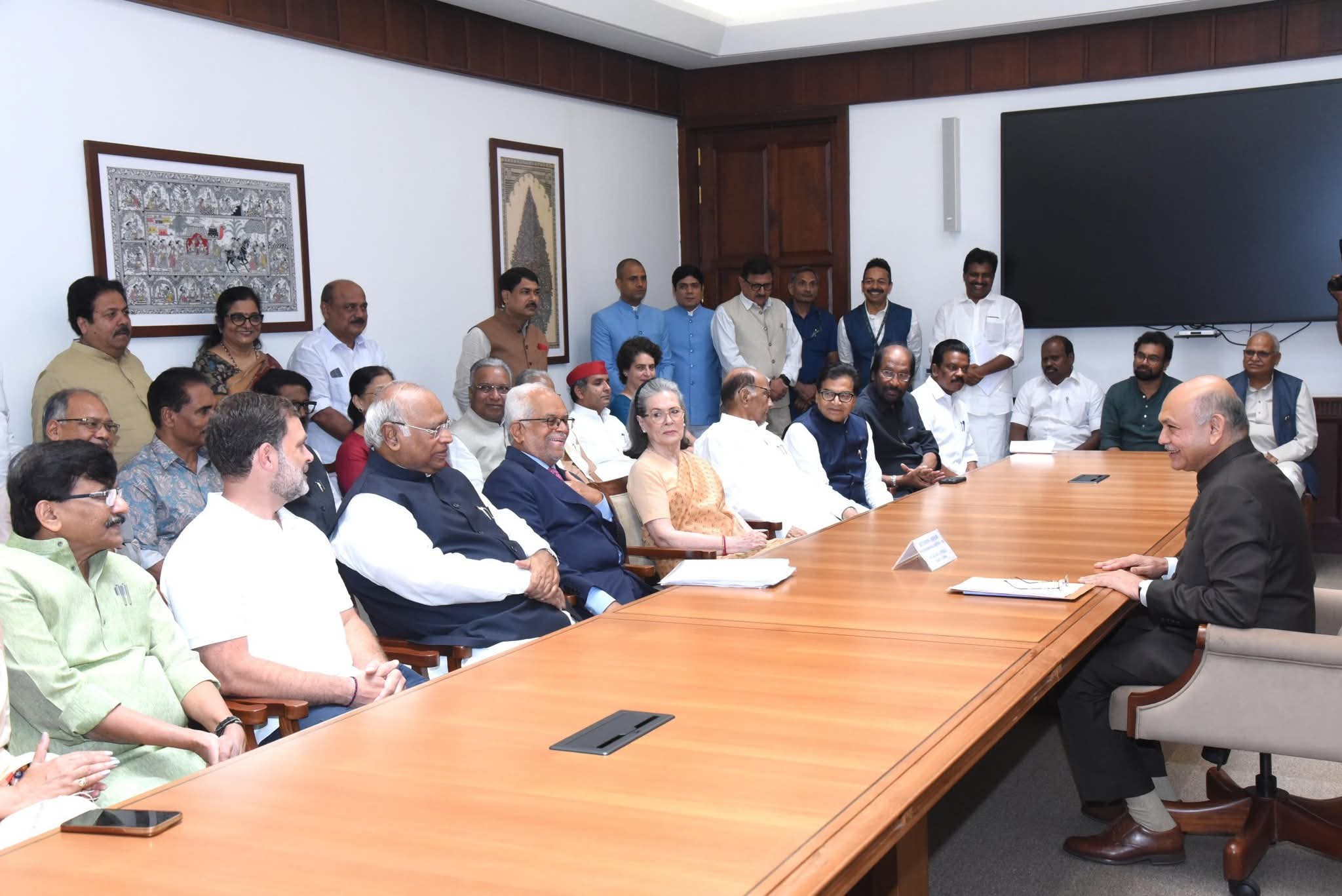 नई दिल्ली:उपराष्ट्रपति पद हेतु बी. सुदर्शन रेड्डी का नामांकन, विपक्ष एकजुट दिखा।
