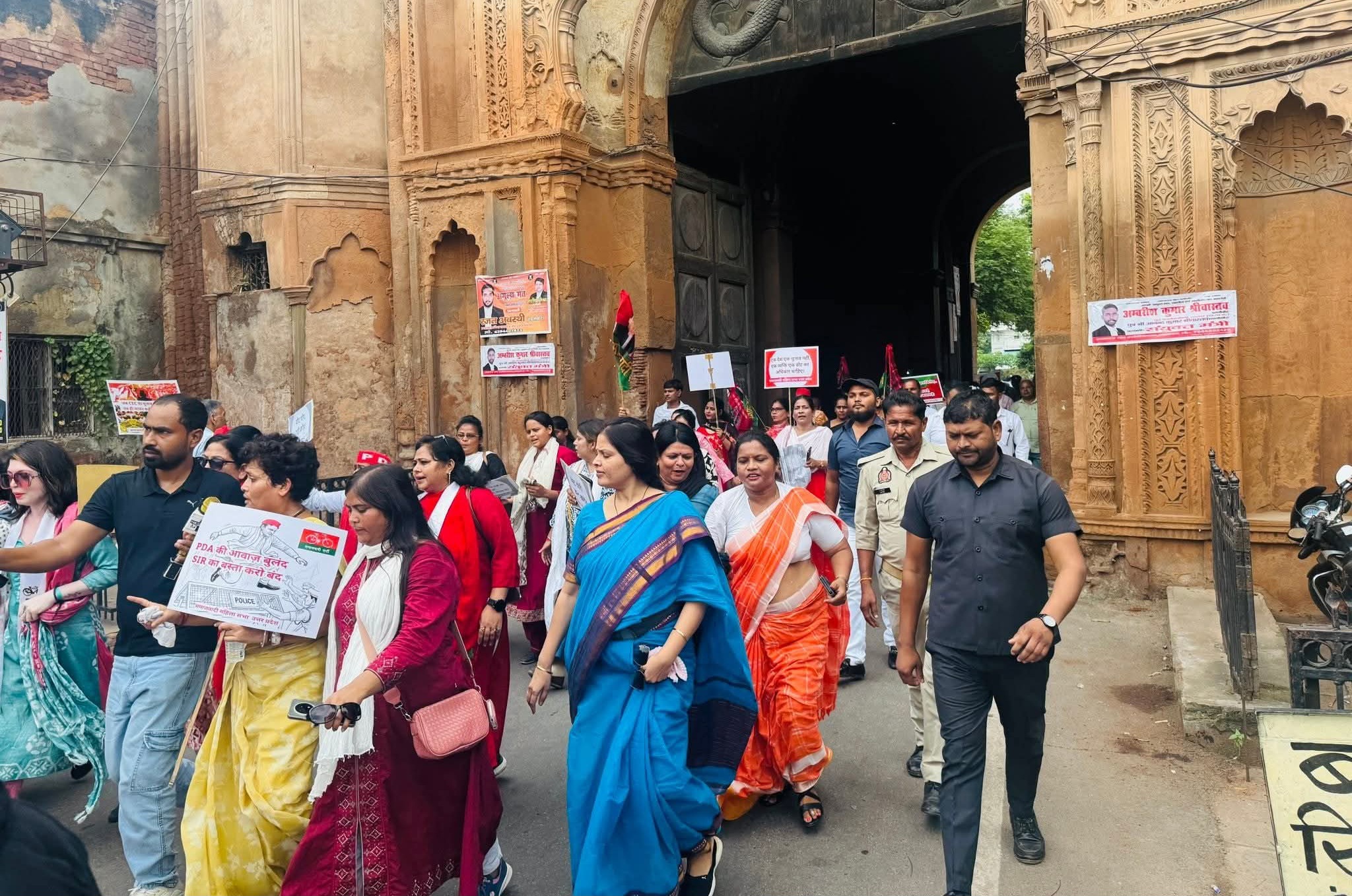 लखनऊ:सपा महिला सभा ने चुनाव अधिकारियों पर कार्रवाई की मांग को लेकर सौंपा ज्ञापन।