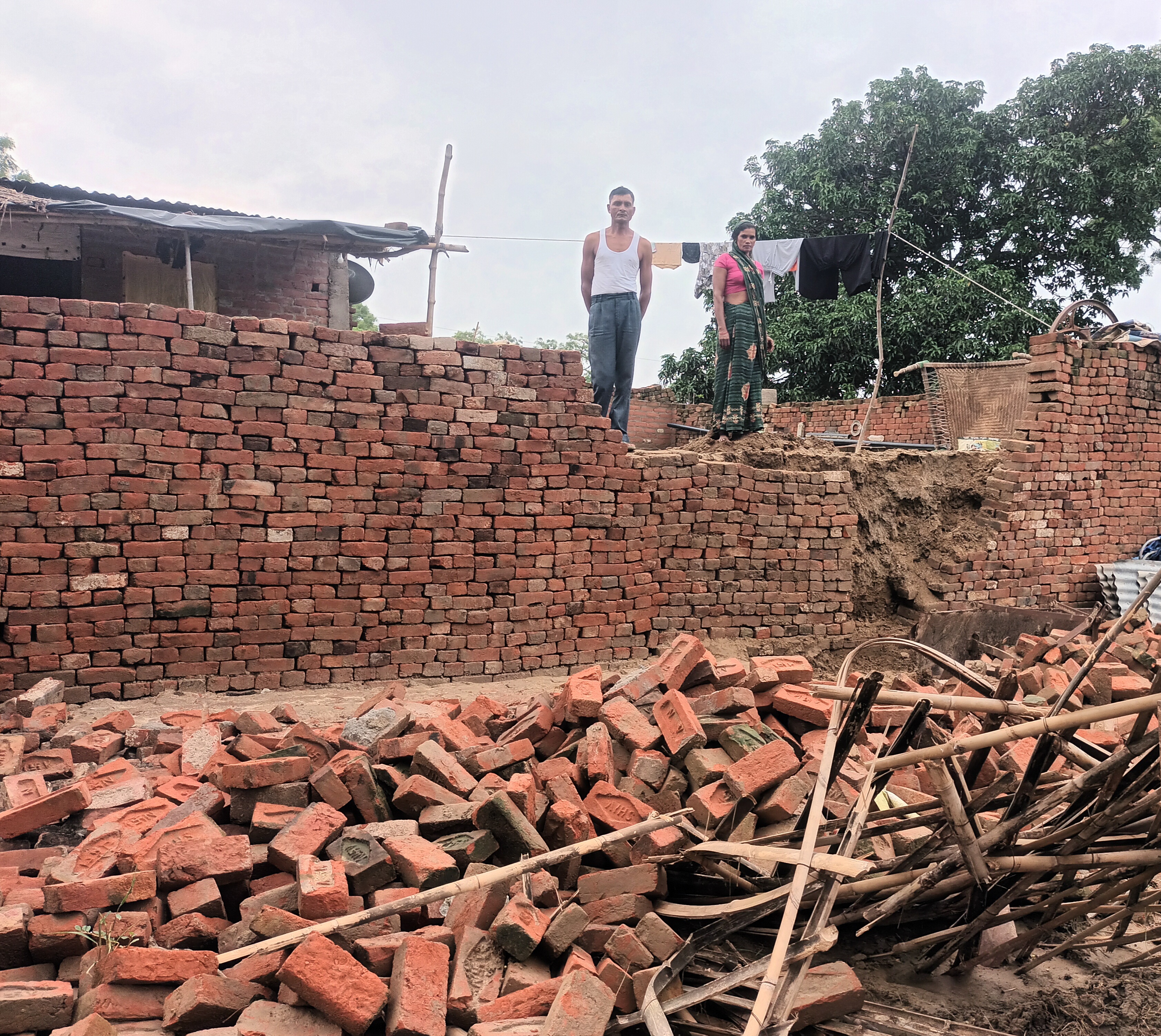 फर्रुखाबाद  : तेज बरसात के कारण दिव्यांग का घर गिरा , पन्नी तान के कर रहा  गुजारा