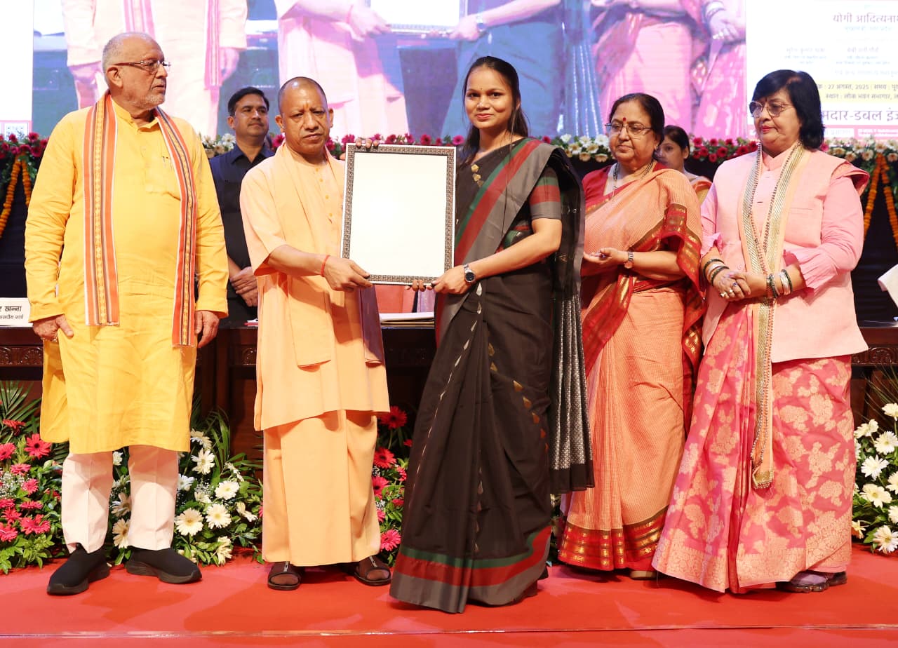 लखनऊ:मुख्यमंत्री योगी आदित्यनाथ ने 2,425 मुख्य सेविकाओं व 13 फार्मासिस्टों को नियुक्ति पत्र वितरित किए