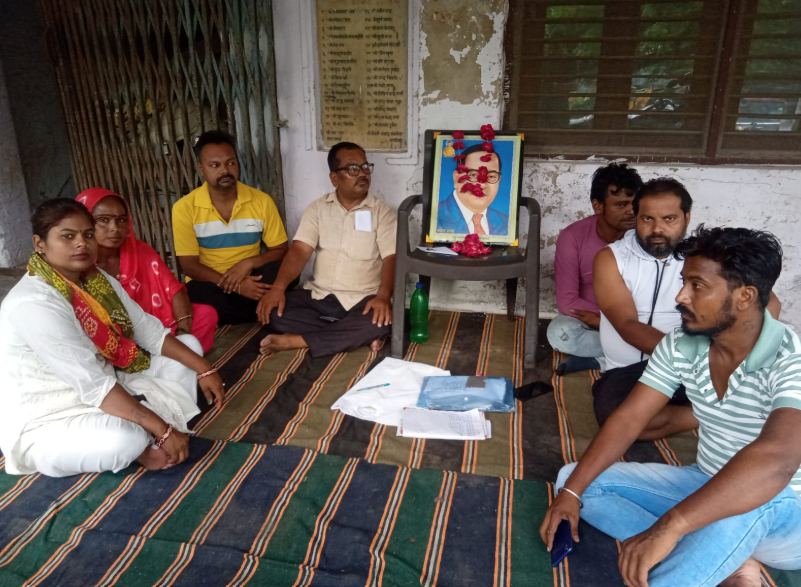 फर्रुखाबाद : सफाई कर्मचारी की समस्याओ को लेकर नगर पालिका में धरना जारी  रहेगा जिला अध्यक्ष नीरज कुमार बाल्मीकि