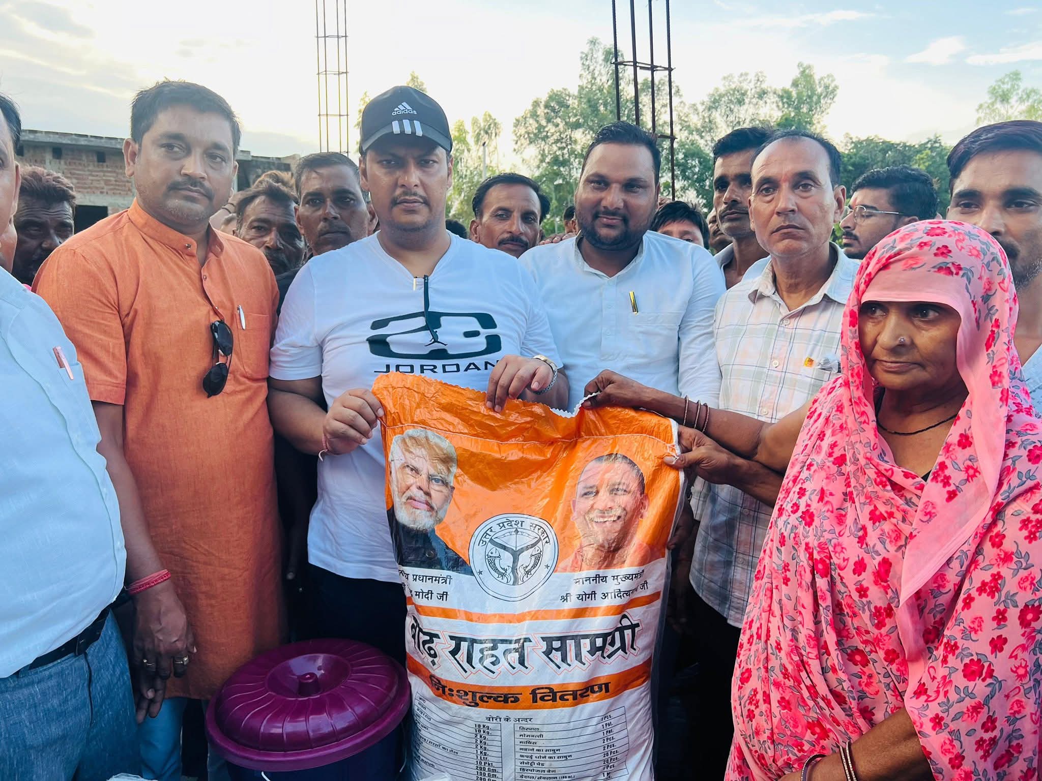 फर्रुखाबाद:प्रांशु दत्त द्विवेदी ने बाढ़ पीड़ितों से की मुलाकात, राहत सामग्री वितरित की।