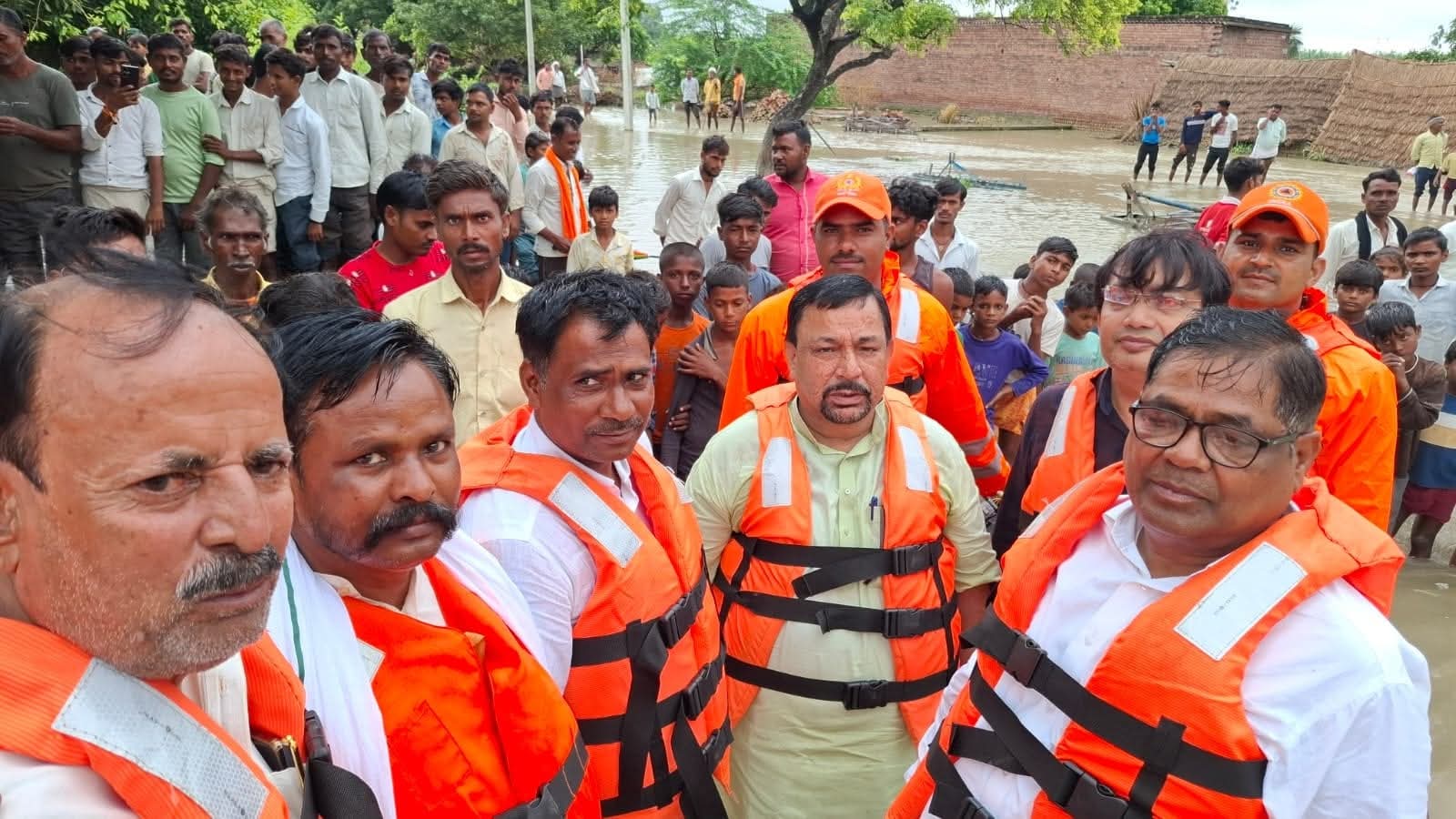 फर्रूखाबाद में बाढ़ प्रभावित क्षेत्रों का निरीक्षण, राहत सामग्री का वितरण