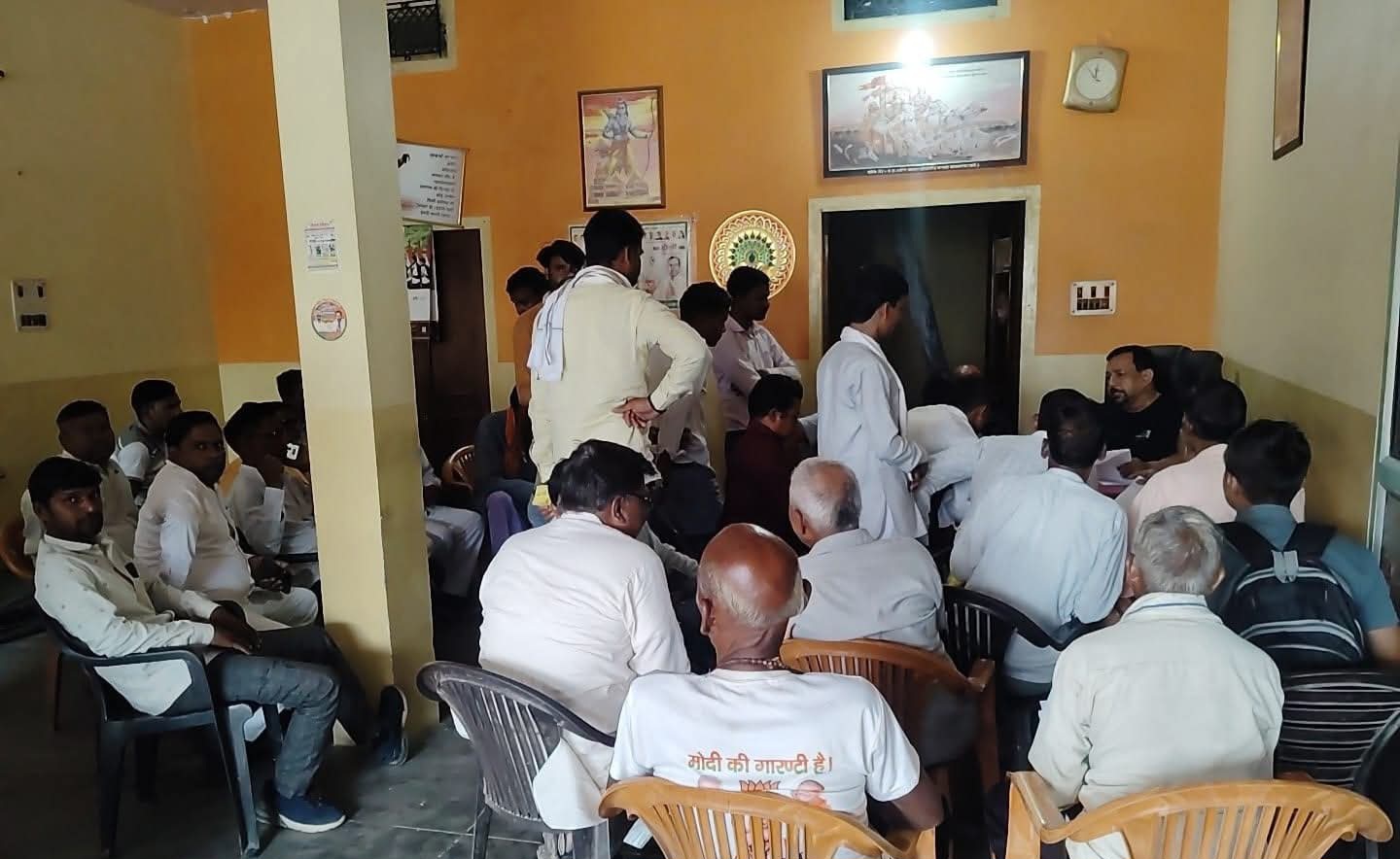 फर्रुखाबाद:सांसद मुकेश राजपूत ने सुनी जनता की समस्याएँ, अधिकारियों को दिए निस्तारण के निर्देश
