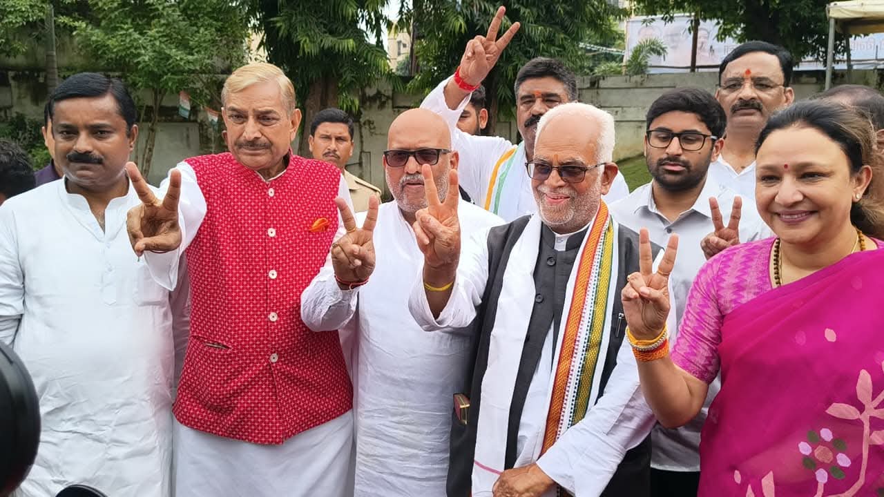 लखनऊ में INDIA गठबंधन के उपराष्ट्रपति पद के उम्मीदवार बी. सुदर्शन रेड्डी का भव्य स्वागत।