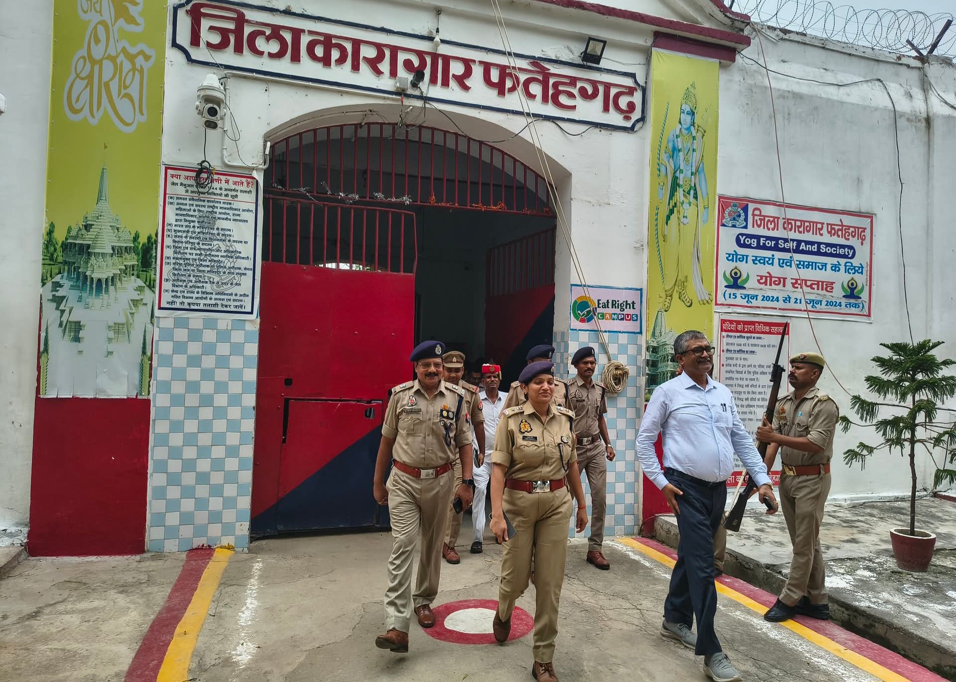 फर्रुखाबाद:जिलाधिकारी व एसपी ने किया जिला व केंद्रीय कारागार का निरीक्षण