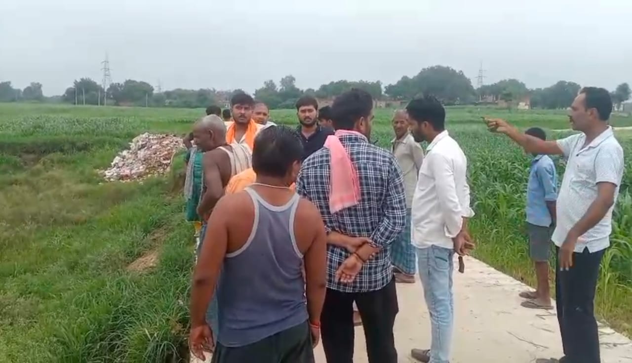 जौनपुर : किसान के खेत में कचरा गिराने को लेकर नगर पंचायत कर्मचारियों व किसान से हुआ कहासुनी
